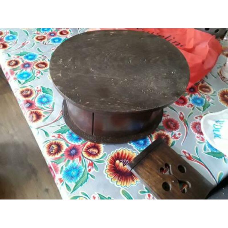 Zware eiken ovale stoof klepje voor kan er uit.