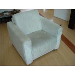 Fauteuils beige gemêleerd. Maar € 15,00 per stuk.