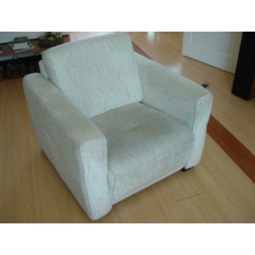 Fauteuils beige gemêleerd. Maar € 15,00 per stuk.