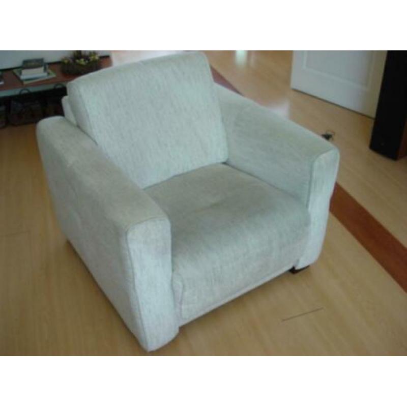 Fauteuils beige gemêleerd. Maar € 15,00 per stuk.
