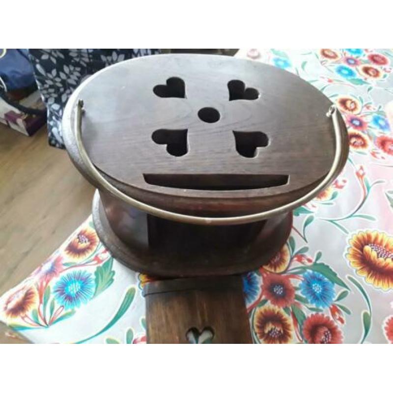 Zware eiken ovale stoof klepje voor kan er uit.