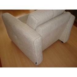 Fauteuils beige gemêleerd. Maar € 15,00 per stuk.