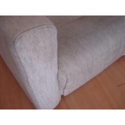 Fauteuils beige gemêleerd. Maar € 15,00 per stuk.