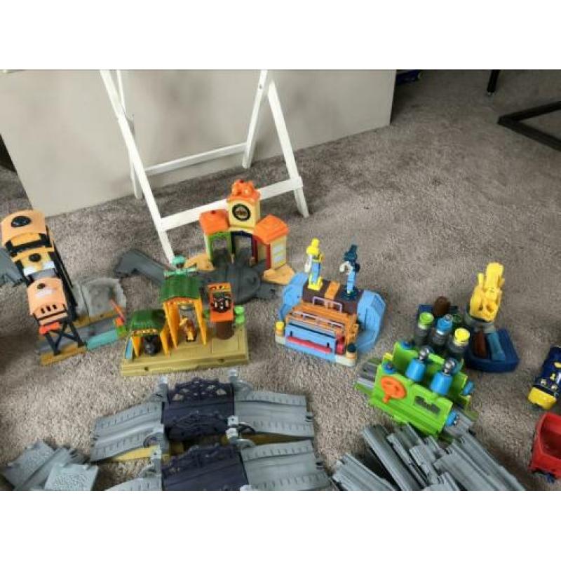 Grote set van chuggington. Treinen, banen en extra’s