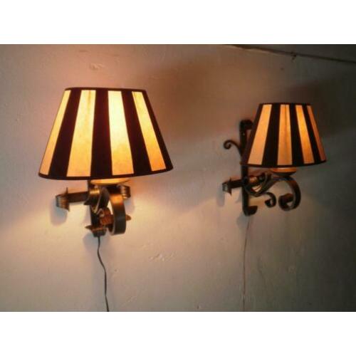 2 brocante smeedijzeren lampen jaren 50 met kap.