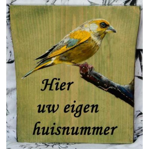 Huisnummerbord met vogel op hout