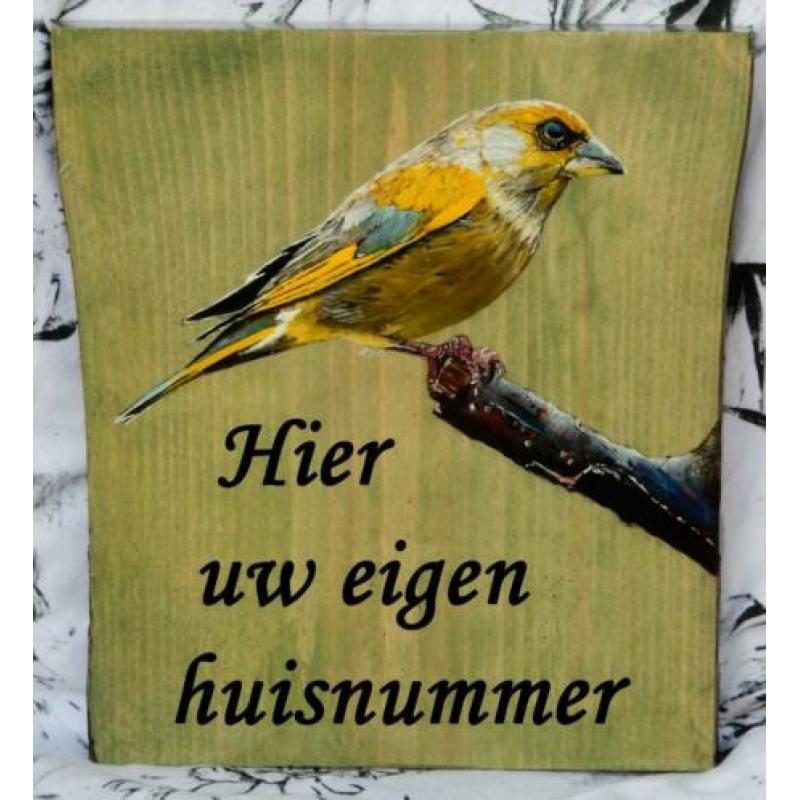 Huisnummerbord met vogel op hout