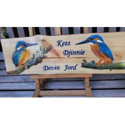 Huisnummerbord met vogel op hout