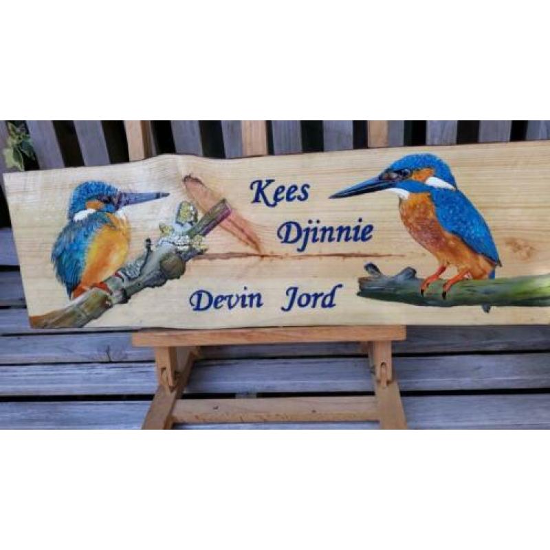 Huisnummerbord met vogel op hout