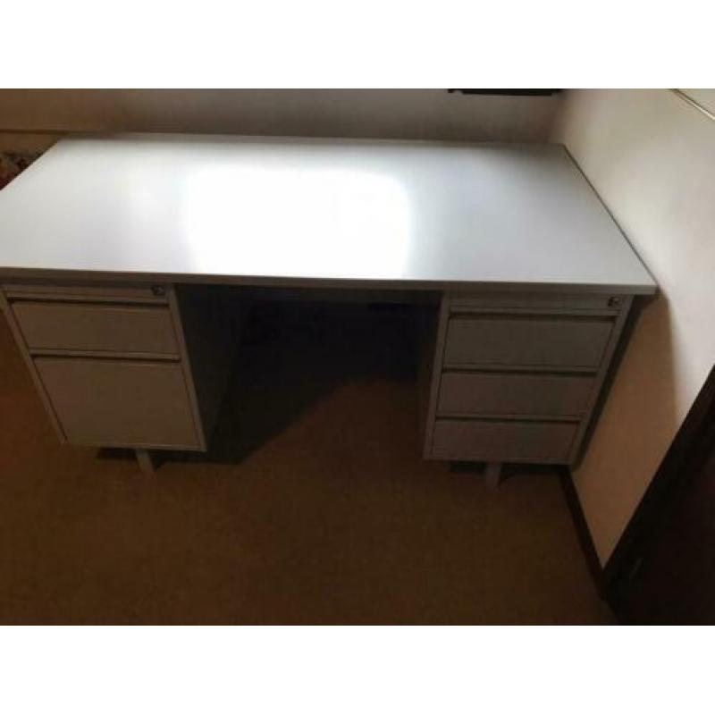 Stalen bureau