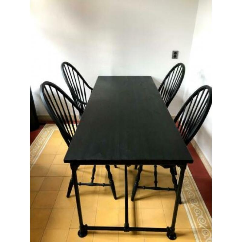 Eettafel met stoelen - hout met steigerbuizen