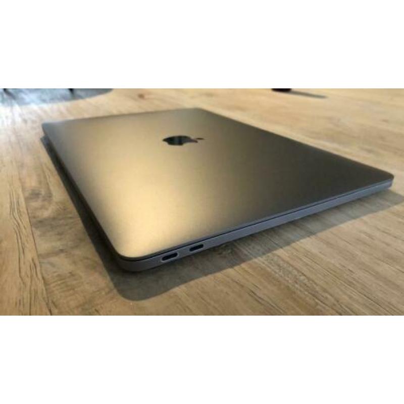 MacBook Pro 2016 i5 256GB 8GB nieuw scherm (560 euro)