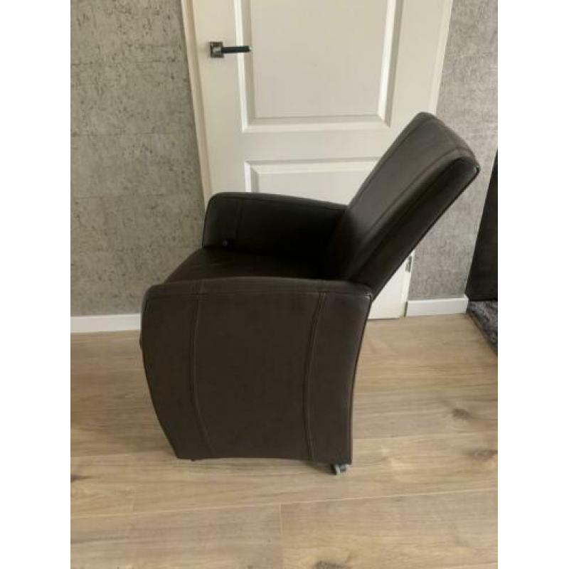 6 mooie echt leren eetkamerstoelen met wieltjes