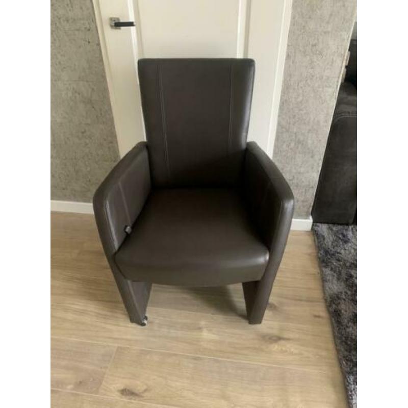 6 mooie echt leren eetkamerstoelen met wieltjes