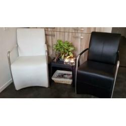 2 zeer nette fauteuils, stoelen. 1 zwart, 1 wit
