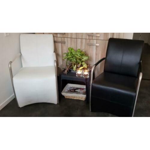 2 zeer nette fauteuils, stoelen. 1 zwart, 1 wit