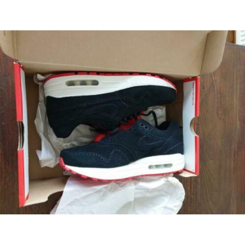 Nike Air Max 1 Premium Sherpa Pack. Black Action Red, 40
