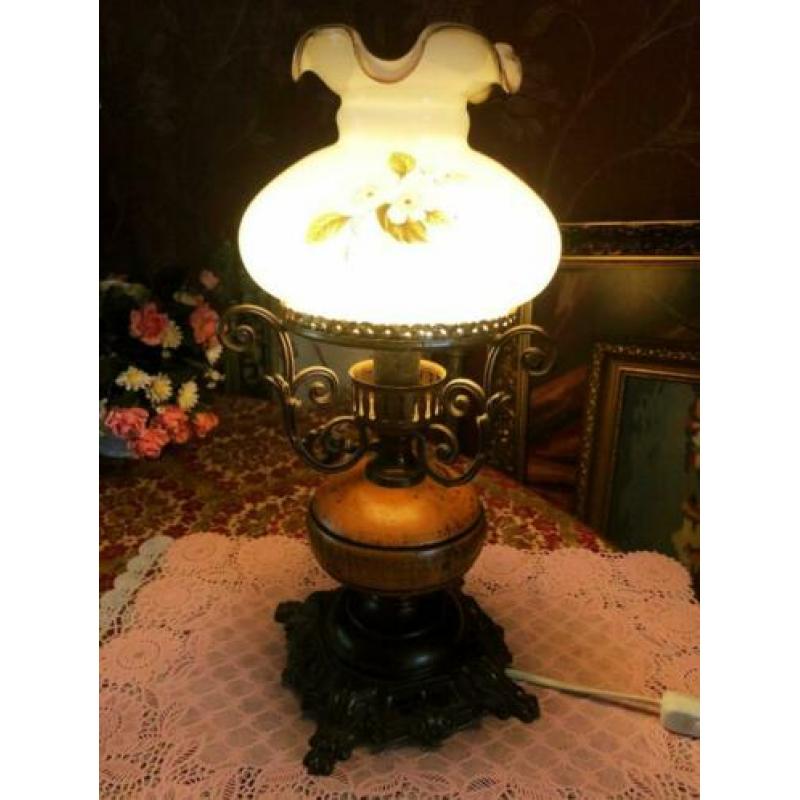 Antieke olielamp/tafellamp olie lamp messing brons,kap glas