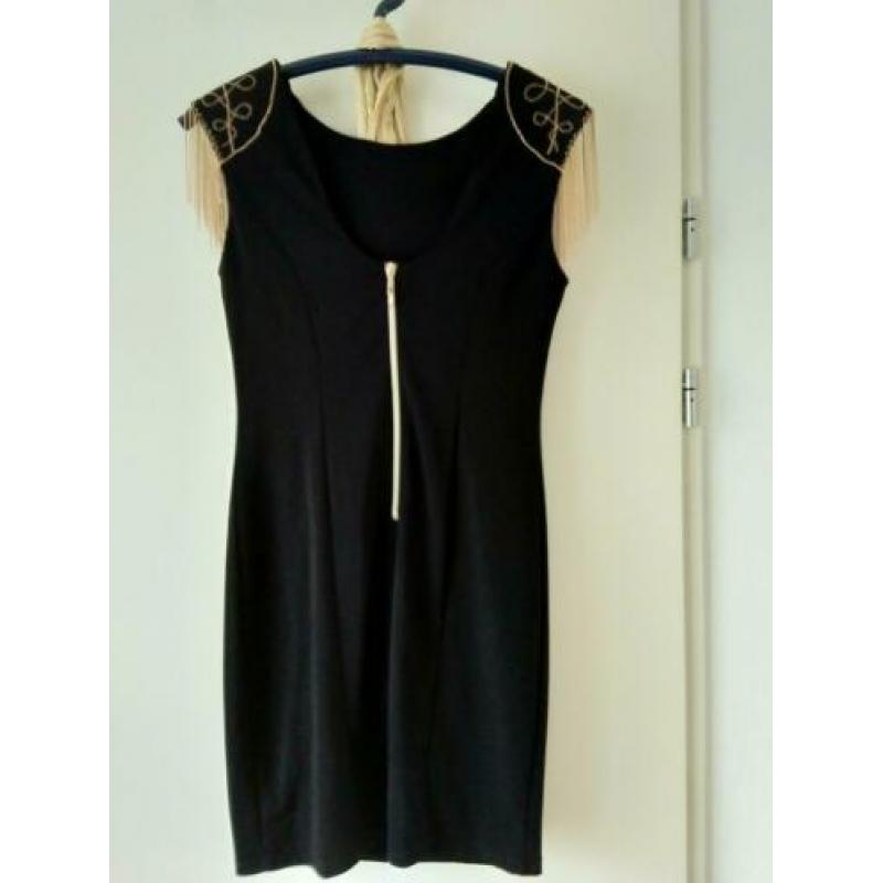 Zwarte jurk met prachtige details maat 38