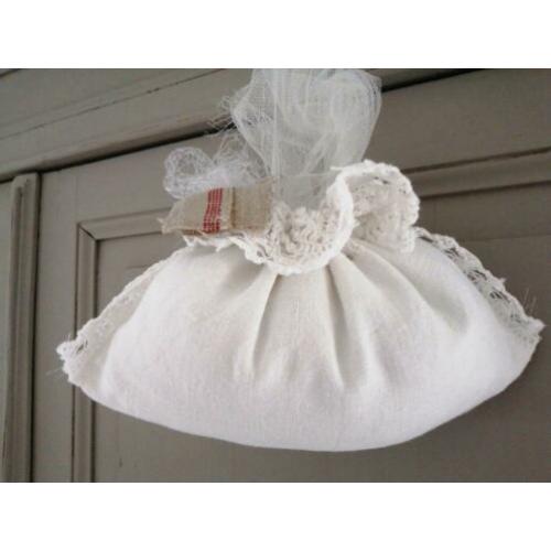 Broderie Buideltje van Oude Materialen.