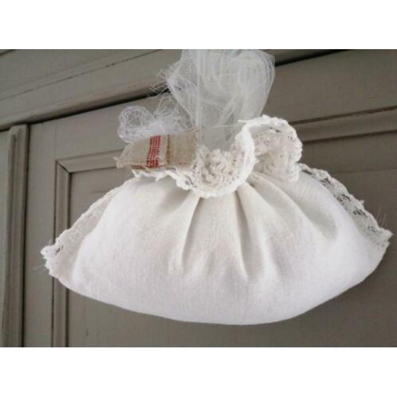 Broderie Buideltje van Oude Materialen.