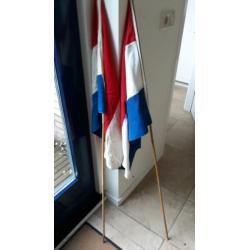 Twee vlaggen aan bamboe stok.
