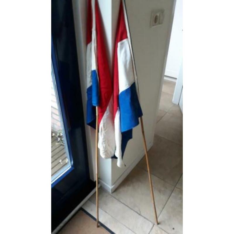 Twee vlaggen aan bamboe stok.