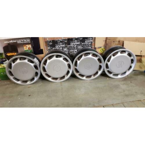 4 Wieldoppen incl stalen velgen 15 inch Volvo C30 of V50