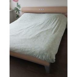 Tweepersoons bed elecktrisch.