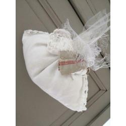 Broderie Buideltje van Oude Materialen.