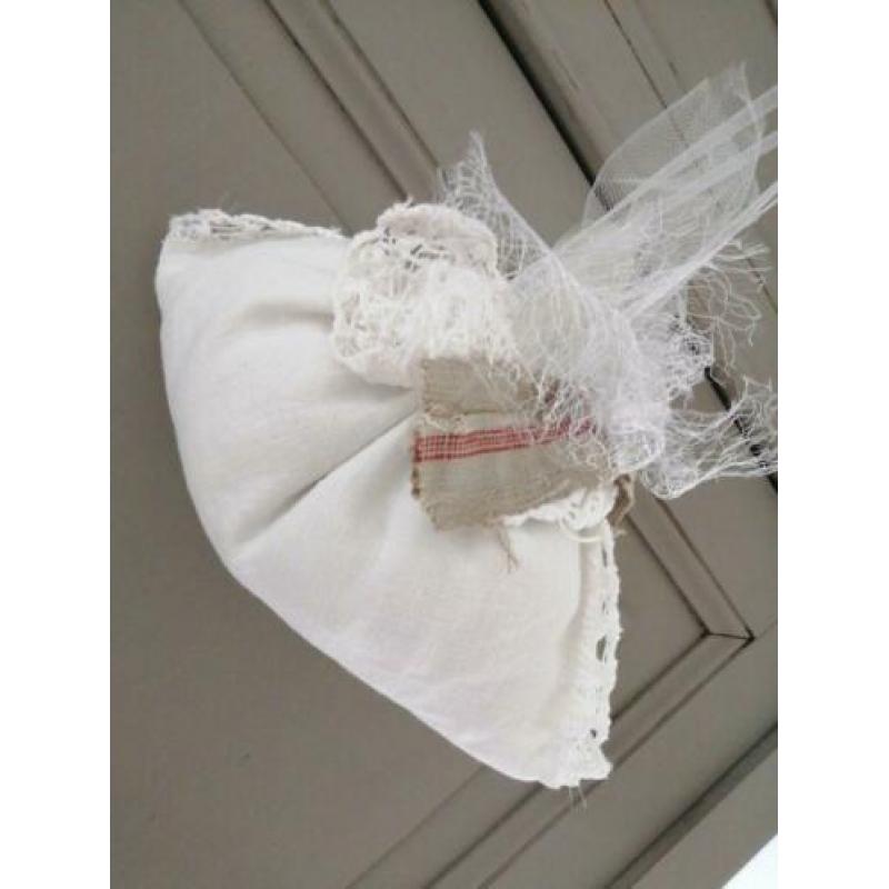 Broderie Buideltje van Oude Materialen.