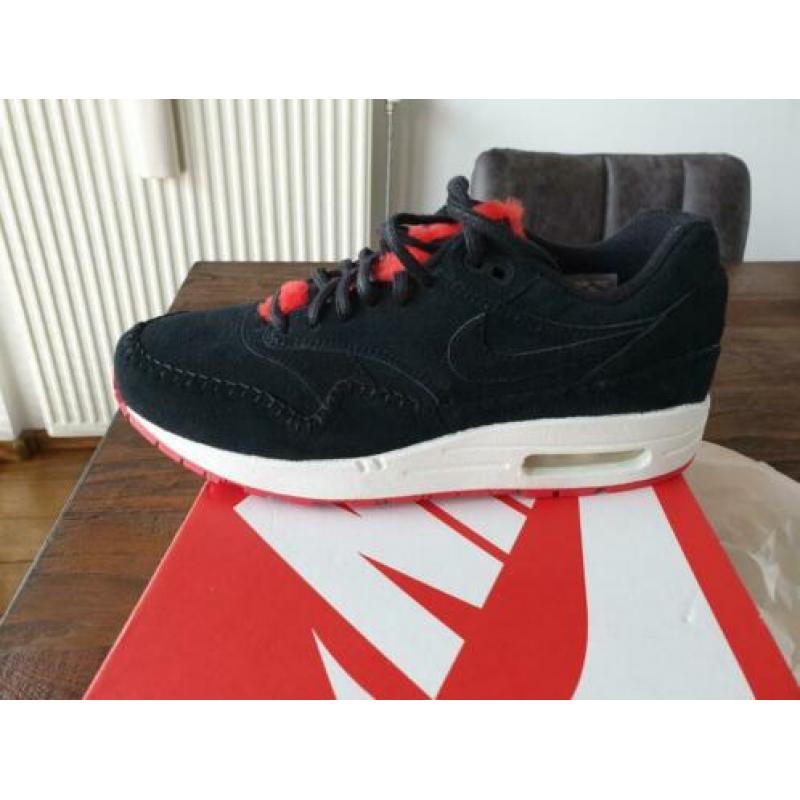 Nike Air Max 1 Premium Sherpa Pack. Black Action Red, 40