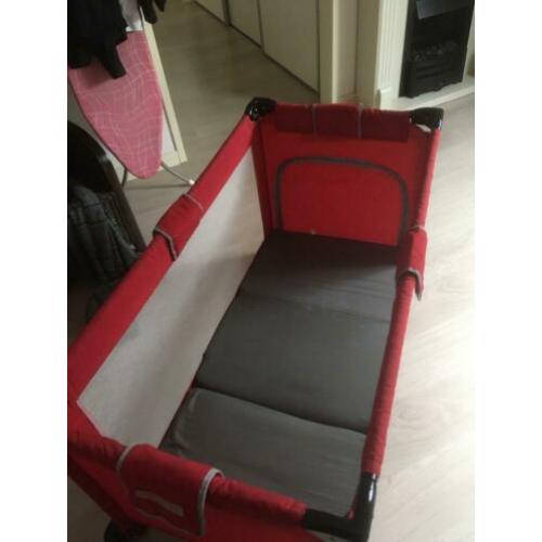 Handig camping bedje Koelstra kleur rood