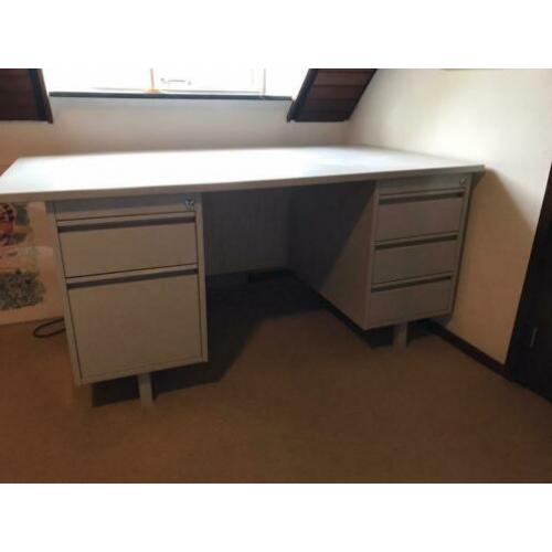 Stalen bureau