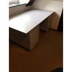 Stalen bureau