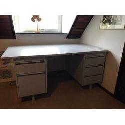 Stalen bureau