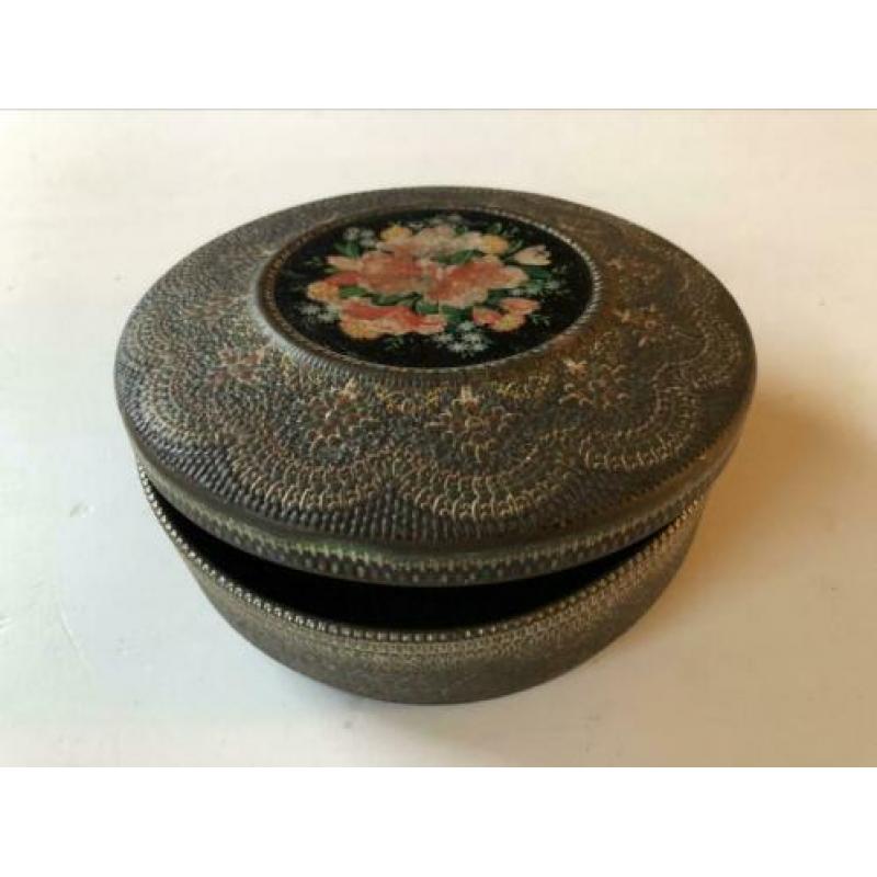 Decoratief oud vintage blik met bloemen