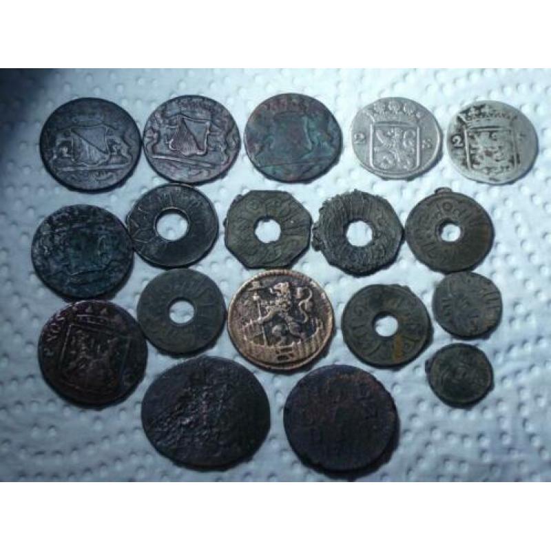 18 mooie oude munten uit VOC tijd met zilver, bodemvondst