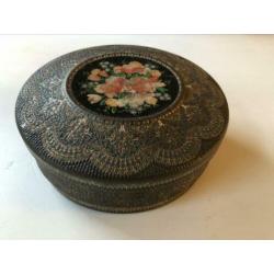 Decoratief oud vintage blik met bloemen