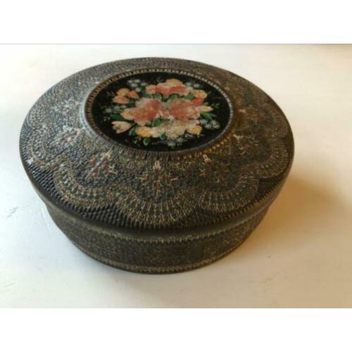 Decoratief oud vintage blik met bloemen