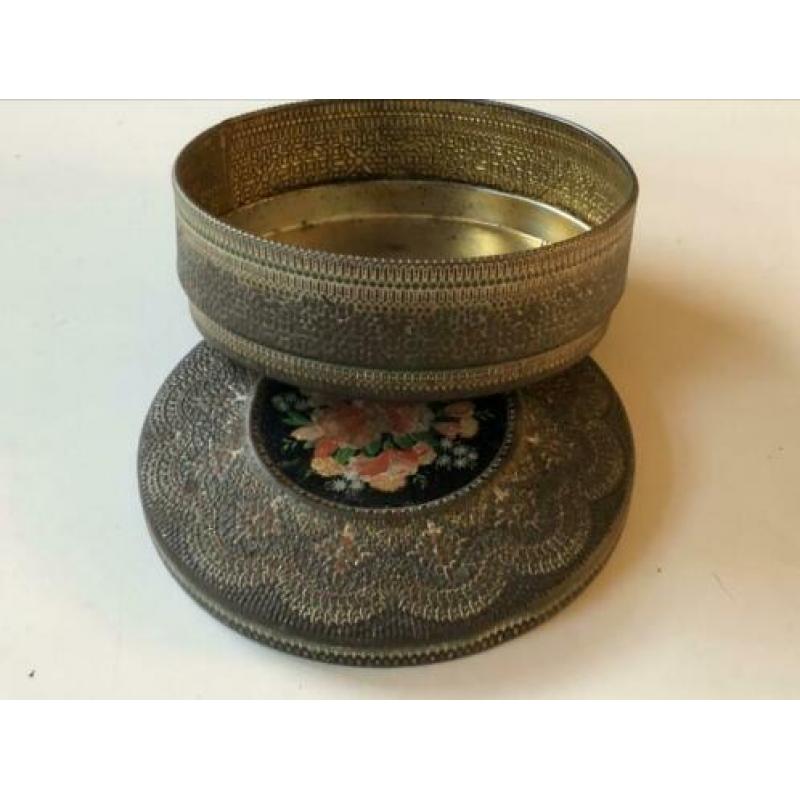 Decoratief oud vintage blik met bloemen