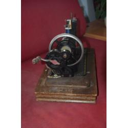 Hansa - Decoratieve naaimachine met stofkap - Hout, IJzer (g