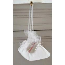 Broderie Buideltje van Oude Materialen.