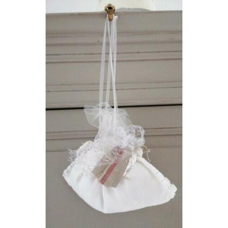 Broderie Buideltje van Oude Materialen.