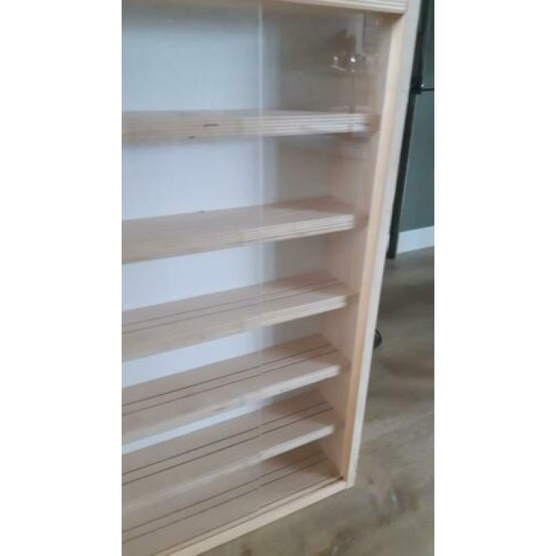 Model trein vitrine H0 breedte 180 cm. Hoogte 60 cm