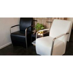 2 zeer nette fauteuils, stoelen. 1 zwart, 1 wit