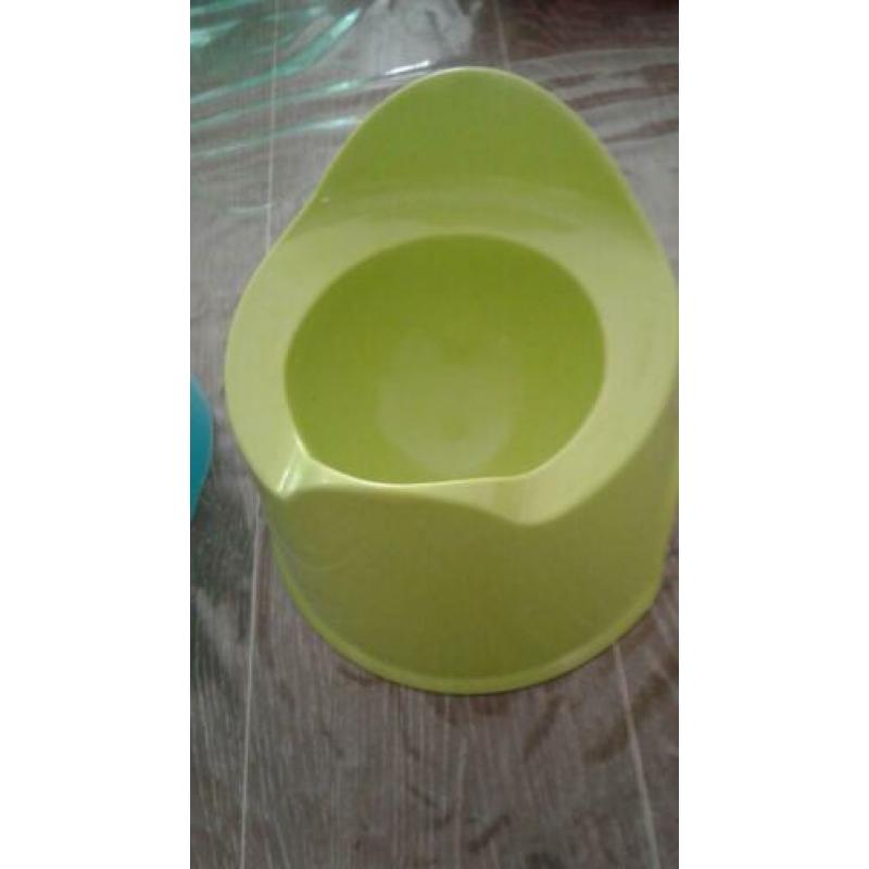 Bijna gratis 2 zgan wc potjes groen, blauw 1.00 euro samen