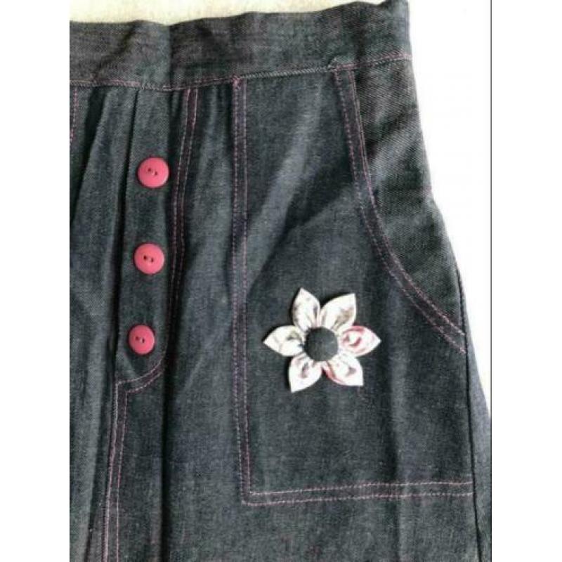 Maat 110 - spijker rok met roze stofbloem