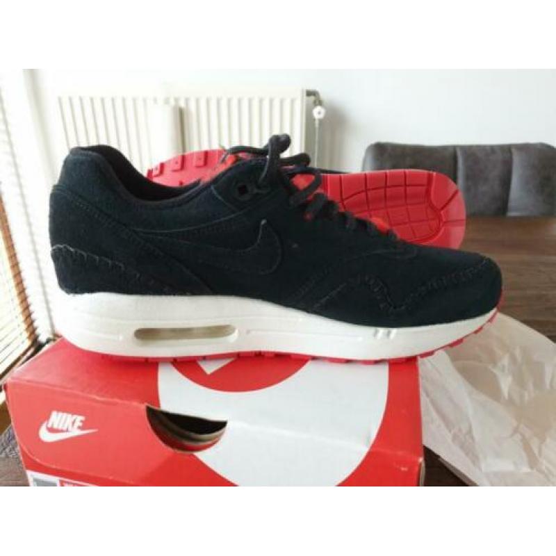 Nike Air Max 1 Premium Sherpa Pack. Black Action Red, 40
