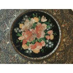 Decoratief oud vintage blik met bloemen